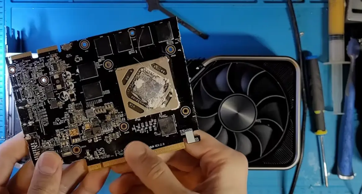 50美元想撿漏RTX 3090？拆開一看：裏面是一塊被鋸斷的R9 280