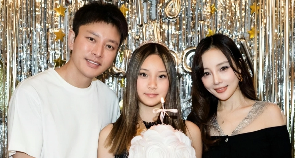 贾乃亮和李小璐一起给女儿甜馨过14岁生日